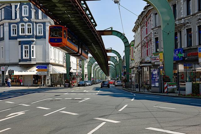 wuppertal hochseilbahn fährt über der straße