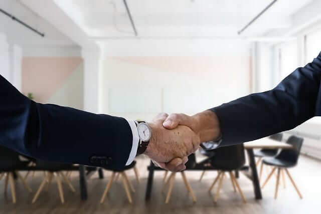 Handshake zweier Geschäftsmänner