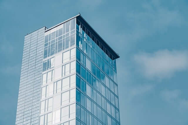 Hochhaus mit Glasfront am blauen Himmel