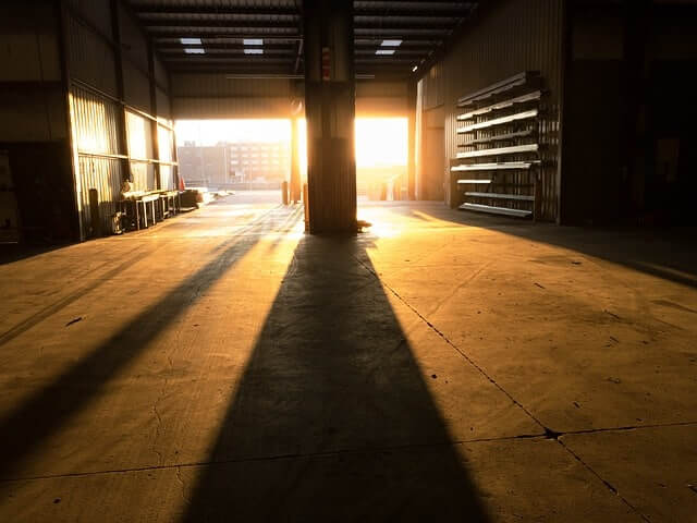 Lagerraum von Innen beim Sonnenuntergang