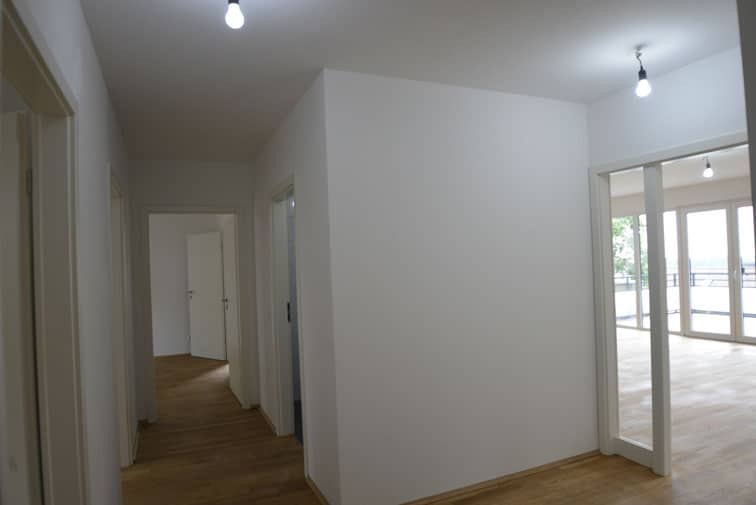 Flur mit Sicht ins Wohnzimmer